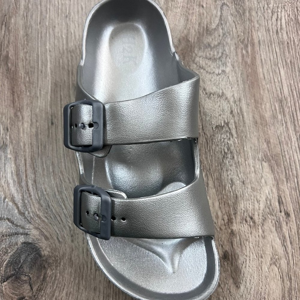 NWT H2K Buddy I Silver Sandal